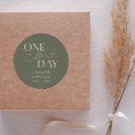 Adesivo Mínimo Mais Um Dia De Estágio De Ensaio De Casamen<br><div class="desc">Um ensaio de casamento minimalista janta a favor de adesivo com texto tipográfico que diz "mais um dia". O fundo é verde sábio.</div>