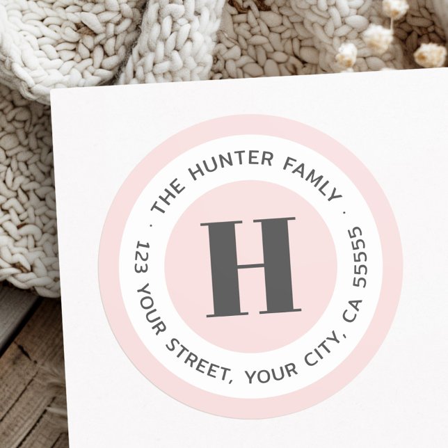Adesivo Mínimo moderno de monograma - endereço de retorno  (Modern minimal monogram blush pink return address classic round sticker)