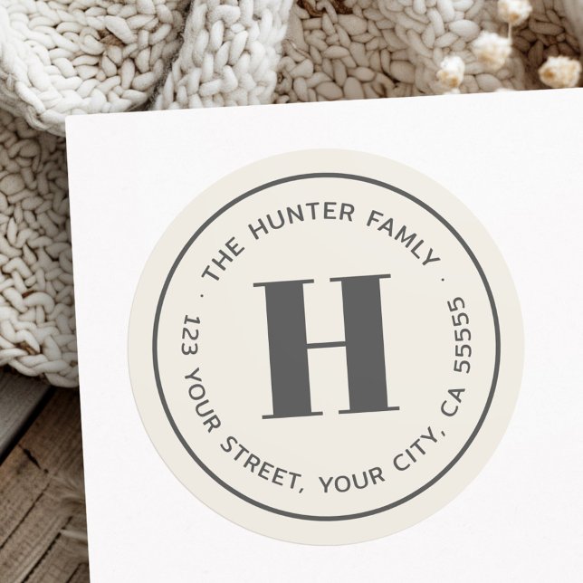 Adesivo Mínimo moderno monograma de luz do que endereço de (Modern minimal monogram light tan return address classic round sticker)