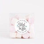 Adesivo Mint to Be Personalised Wedding Favor<br><div class="desc">Os adesivos de favoritos de casamento novos e mestiços apresentam "a menta a ser" em letras de escrita preto macio acentuadas com corações empoeirados. Personalize com seus nomes e data de casamento.</div>