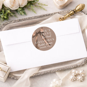 Adesivo Mocha Brown Ela Está Se Casando Laço Chá de Noiva