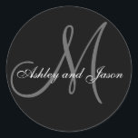 Adesivo Modelo de Nomes de Monograma de Favor de Casamento<br><div class="desc">Modelo de Nomes de Monogramas de Sticker. Etiquetas de casamento elegantes com monograma, noiva e nomes de noivas que você pode personalizar com suas informações pessoais e seu esquema de cor de casamento. Um adesivo de excelente para adesivos de casamento, etiquetas de caixas de bolo, selos de sacos de casamento...</div>