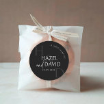 Adesivo Modern Black and White Monogram Minimalist Wedding<br><div class="desc">Add a polished finishing touch to your wedding stationery with the Modern Black and White Monogram Minimalist Wedding Classic Round Sticker, designed for couples who appreciate clean design and timeless elegance. Featuring a sophisticated black and white color palette and a stylish monogram that highlights the couple’s initials, this minimalist round...</div>