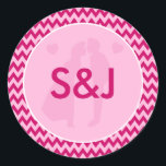 Adesivo Modern Blush Pink Chevron Monogram Wedding<br><div class="desc">Add a personalized and stylish touch to your wedding stationery and favors with this Modern Blush Pink Chevron Monogram Wedding Classic Round Sticker. Featuring a soft blush pink chevron pattern and a chic monogram centerpiece, this sticker coordinates perfectly with your Modern Blush Pink Chevron wedding suite. Fully customizable with your...</div>