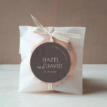 Adesivo Modern Brown Monogram Minimalist Wedding<br><div class="desc">Add a stylish finishing touch to your wedding stationery and favors with the Modern Brown Monogram Minimalist Wedding Classic Round Sticker, designed for couples who appreciate warm earthy tones and refined simplicity. Featuring a rich brown color palette paired with clean minimalist typography, this elegant sticker highlights a personalized monogram that...</div>