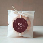 Adesivo Modern Burgundy Monogram Minimalist Wedding<br><div class="desc">Add a charming finishing touch to your wedding stationery with the Modern Burgundy Monogram Minimalist Wedding Classic Round Sticker, a stylish detail designed to bring elegance and personality to every envelope, favor, and decorative element of your celebration. This beautifully balanced sticker features a rich burgundy color palette paired with clean...</div>