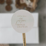 Adesivo Modern Chic Vintage Dourado Casamento de Amor<br><div class="desc">Este moderno ouro de Natal, que ama o clássico adesivo redondo de casamento, é perfeito para um casamento simples. O design boho neutro apresenta uma tipografia rústica única e na moda boêmica em uma cor mínima de ouro e creme de marfim. Personalize o rótulo com os nomes do casal. Use...</div>