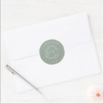 Adesivo Modern Sage Green Leafy Crest Monograma Casamento<br><div class="desc">Estamos amando esta moda, moderna sage, Envelope Seal! Simples, elegante e tão bonito, ele apresenta uma coroa desenhada à mão rodeando um monograma moderno de casamento. Ela é personalizada em tipografia elegante, Finalmente é aparada em uma delicada moldura. Pacote de exibição aqui: https://www.zazzle.com/collections/sage_green_leafy_crest_monogram_wedding_invitation-119735143483526238 Entre em contato com o designer para...</div>