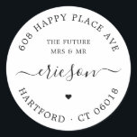 Adesivo Modern Script Future Sra. Return Endereço Wedding<br><div class="desc">Etiquetas de endereço simples, elegantes e redondas de casamento ou de retorno de noivado em preto e branco com a frase "A futura Sra. e o Sr.", o endereço de retorno dos casais, o nome da família em um moderno tipo de caligrafia com espirais e um pequeno símbolo cardíaco. Adicione...</div>