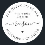 Adesivo Modern Script Future Sra. Return Endereço Wedding<br><div class="desc">Etiquetas de endereço simples, elegantes e redondas de casamento ou de retorno de noivado em preto e branco com a frase "A futura Sra. e o Sr.", o endereço de retorno dos casais, o nome da família em um moderno tipo de caligrafia com espirais e um pequeno símbolo cardíaco. Adicione...</div>