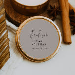 Adesivo Moderna COR Chic EDITABLE Obrigado Stickers<br><div class="desc">Este obrigado moderno, editável por cores, que vocês colam são perfeitos para uma simples recepção de casamento. O design minimalista de boho apresenta uma tipografia rústica única e na moda boêmica em uma cor bege creme. Na visualização design, mude facilmente as cores deste design, se necessário, para se adequar à...</div>