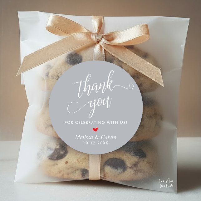 Adesivo Moderno Casamento Minimalista Obrigado Presentes (Modern Wedding Minimalist Thank You Gifts Classic Round Sticker favors in chill grey)