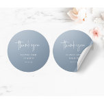 Adesivo Moderno e minimalista simples | Casamento de Dusty<br><div class="desc">Estes elegantes,  empoeirados casamentos azuis ou chás de panela são simples e minimalistas,  mas muito na moda devido ao moderno guião manuscrito que diz "obrigado você",  e ao layout limpo.</div>