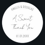 Adesivo Moderno Manuscrito Font A Sweet Obrigado Casamento<br><div class="desc">Moderno manuscrito Font A Sweet Obrigado A Vestir Clássico De Casamento</div>