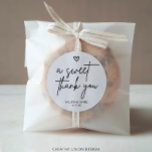 Adesivo Moderno Mínimo Um Doce Obrigado Favor De Casamento<br><div class="desc">Estes Minimalistas Modernos Um Doce Obrigado Os adesivos são perfeitos para um casamento minimalista ou um casamento moderno. Este simples design apresenta uma fonte de script manual perfeita para o seu evento. Personalizável todo o texto para ser de qualquer cor. Você também pode adicionar qualquer imagem, se quiser! Personalize este...</div>