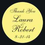 Adesivo Monograma amarelo simples<br><div class="desc">Adesivo Simples de Monograma Amarelo a utilizar para qualquer evento. Perfeito para Bolsas de Chá de panela ou Recepção de casamento. Se você quiser alterar o design ou a cor,  envie um e-mail para paula@labellarue.com antes de fazer um pedido.</div>