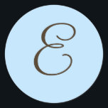 Adesivo Monograma castanho E no rótulo de favor azul claro<br><div class="desc">Os presentes monográficos têm uma enorme seleção de selos de correio USPS personalizáveis, autocolantes de envelope, cartões de saudação, camisetas, chapéus, botões, ímãs e muito mais. Estes monogramas são excelente de enviar convites para casamento, Convites de festas de aniversário, anúncios de graduação, e festas de aniversário surpresa apenas para citar...</div>