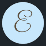 Adesivo Monograma castanho E no rótulo de favor azul claro<br><div class="desc">Os presentes monográficos têm uma enorme seleção de selos de correio USPS personalizáveis, autocolantes de envelope, cartões de saudação, camisetas, chapéus, botões, ímãs e muito mais. Estes monogramas são excelente de enviar convites para casamento, Convites de festas de aniversário, anúncios de graduação, e festas de aniversário surpresa apenas para citar...</div>