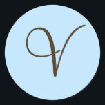 Adesivo Monograma castanho V no rótulo de favor azul claro<br><div class="desc">Os presentes monográficos têm uma enorme seleção de selos de correio USPS personalizáveis, autocolantes de envelope, cartões de saudação, camisetas, chapéus, botões, ímãs e muito mais. Estes monogramas são excelente de enviar convites para casamento, Convites de festas de aniversário, anúncios de graduação, e festas de aniversário surpresa apenas para citar...</div>