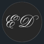 Adesivo Monograma Clássico Minimalista Negro<br><div class="desc">Escrito elegante clássico de caligrafia branca e preto com adesivo de casamento personalizado de estilo simples minimalista. Este produto pode ser facilmente personalizado. Se precisar de ajuda para a personalização do produto ou se precisar de produtos correspondentes,  por favor contacte-me através do Zazzle.</div>