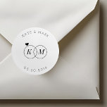Adesivo Monograma de Anéis de Casamento Moderno Salvar a D<br><div class="desc">Personalizado: Salve os adesivos de casamento/etiquetas com as iniciais do casal cercado em anéis de casamento/noivado. Estes adesivos modernos e elegantes são perfeitos para anúncios de casamento,  convites,  pacotes de presentes DIY e muito mais!</div>
