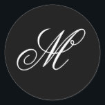Adesivo Monograma de Caligrafia de Script de rico Preto e<br><div class="desc">Os adesivos minimalistas de monograma preto e branco para as etiquetas de seu favor ou também correspondência com os convidados. O monograma apresenta uma caligrafia de script de rico. Você pode personalizar o simples fundo preto de cor sólida para combinar com o seu casamento.</div>