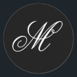 Adesivo Monograma de Caligrafia de Script de rico Preto e<br><div class="desc">Os adesivos minimalistas de monograma preto e branco para as etiquetas de seu favor ou também correspondência com os convidados. O monograma apresenta uma caligrafia de script de rico. Você pode personalizar o simples fundo preto de cor sólida para combinar com o seu casamento.</div>