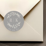 Adesivo Monograma de Casamento Botânico da Cinza russa<br><div class="desc">Vinhetas de monograma botânico talhadas por medida,  com uma elegante coroa branca bege,  com iniciais de casal e data de casamento,  sobre a cor castanha da cinza. Perfeito para o casamento,  guarde as datas,  os envelopes,  as embalagens de casamento e muito mais.</div>