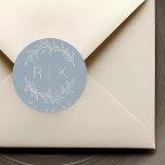 Adesivo Monograma de Casamento Botânico de Arte de Linha A<br><div class="desc">Vinhetas de monograma,  desenhadas por personalidades,  com elegantes traços de mão,  coroa botânica branca bege,  com iniciais de casal e data de casamento em fundo azul empoeirado. Perfeito para o casamento,  guarde as datas,  os envelopes,  as embalagens de casamento e muito mais.</div>