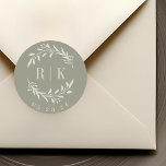 Adesivo Monograma de Casamento Botânico Rustic Sage<br><div class="desc">Vinhetas de monograma botânico desenhadas por medida personalizadas,  com uma elegante coroa branca bege com iniciais de casal e data de casamento em fundo de cor de sábio. Perfeito para o casamento,  guarde as datas,  os envelopes,  as embalagens de casamento e muito mais.</div>