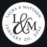 Adesivo Monograma de Casamento Branco<br><div class="desc">feitiço de casamento que suas iniciais trabalhavam em um design de monograma,  junto com um guião decorativo. Seus nomes e data de casamento aparecem em letras brancas,  curvadas por fora.</div>