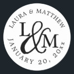 Adesivo Monograma de Casamento Branco<br><div class="desc">feitiço de casamento que suas iniciais trabalhavam em um design de monograma,  junto com um guião decorativo. Seus nomes e data de casamento aparecem em letras brancas,  curvadas por fora.</div>