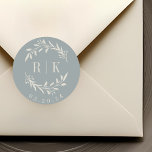Adesivo Monograma de Casamento da Rua Botânica Rustic Blue<br><div class="desc">Vinhetas de monograma botânico,  desenhadas por personalidades,  com uma elegante coroa branca bege com iniciais de casal e data de casamento em fundo azul empoeirado. Perfeito para o casamento,  guarde as datas,  os envelopes,  as embalagens de casamento e muito mais.</div>
