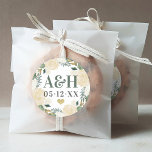 Adesivo Monograma de Casamento de Coração Floral Dourado C<br><div class="desc">O adesivo de sotaque de casamento apresenta um monograma das iniciais da noiva e do noivo e a data de casamento que pode ser personalizada em cinzas verdes e escuras ricas / cores pretas suaves. Um coração dourado acentua o design e uma elegante camada de aquarela floral enquadra o texto...</div>