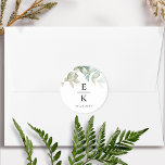 Adesivo Monograma de Casamento Genérico Chic Greenery Selo<br><div class="desc">Adicione um detalhe elegante aos seus envelopes de casamento e/ou favores de casamento com este elegante adesivo de monograma verde. Na moda, porém, um design simples e mínimo com delicada aquarela, ramificações verdes de Eucalyptus com folhas mostrando as iniciais do casal e uma linha de texto extra, ideal para uma...</div>