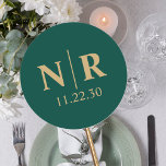 Adesivo Monograma De Casamento, Noite E Iniciais De Casame<br><div class="desc">Aceite a essência da sua união com nosso monograma de casamento personalizável, apresentando suas iniciais delicadamente entrelaçadas em uma design minimalista. A matiz verde impressionante simboliza o crescimento e a harmonia, enquanto os sotaques dourados exudem luxo e opulência, fazer esses adesivos como um complemento à sua papelaria de casamento. Quer...</div>