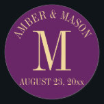 Adesivo Monograma de Casamento Roxo e Dourado<br><div class="desc">Etiqueta de monograma roxa e dourada com data de casamento para convites ou favores. Personalize como preferido.</div>