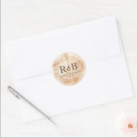 Adesivo Monograma de Casamento Russo de Disco de Madeira<br><div class="desc">Capture o encanto rústico do seu próximo casamento com este Monograma de Casamento Russo de Disco de Madeira Personalizado. Apresentando um fundo de corte de madeira com anéis, este adesivo permite adicionar um toque pessoal personalizando-o com suas próprias iniciais de nome. A forma redonda e impressão de madeira deste adesivo...</div>