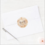 Adesivo Monograma de Casamento Russo de Disco de Madeira<br><div class="desc">Capture o encanto rústico do seu próximo casamento com este Monograma de Casamento Russo de Disco de Madeira Personalizado. Apresentando um fundo de corte de madeira com anéis, este adesivo permite adicionar um toque pessoal personalizando-o com suas próprias iniciais de nome. A forma redonda e impressão de madeira deste adesivo...</div>