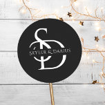 Adesivo Monograma de Casamento Simples Personalizado com N<br><div class="desc">Adicione um toque personalizado ao seu casamento com o Monograma de Casamento Simples Personalizado com Nome Adesivo Redondo Clássico. Esses adesivos de monograma de casamento personalizados são perfeitos para selar envelopes, decorar lembranças de casamento ou adicionar um elemento estiloso à sua papelaria. O design elegante em branco e preto apresenta...</div>