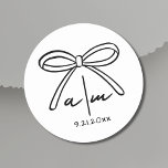 Adesivo Monograma de Casamento Whimsical de Arco Desenhado<br><div class="desc">Vinheta redonda clássica de Monograma de Casamento Químico com Arco Desenhado à Mão. Pinheiros De Casamentos Redondos Minimalistas. Esses bonitos e simples adesivos redondos de casamento são o toque perfeito para selar envelopes, decorar favores ou adicionar um elemento personalizado aos detalhes de seu casamento. No centro, um arco desenhado à...</div>