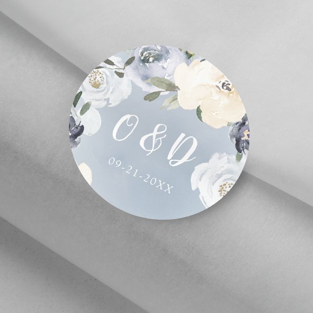 Adesivo Monograma de casamentos azuis empoeirado (Blooming botanical dusty blue Wedding monogram Classic Round Sticker)