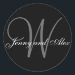 Adesivo Monograma de Cinzas Negras W Casamento de Nomes de<br><div class="desc">Vinheta de casamento elegante com monograma inicial de sobrenome e noiva e nomes de noivas que você pode personalizar com suas informações pessoais e esquema de cor de casamento. Um adesivo de excelente para adesivos de casamento, etiquetas de caixas de bolo, selos de sacos de casamento e selos de envelopes...</div>