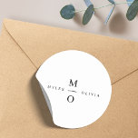 Adesivo Monograma Elegante Minimalista Simples Branco<br><div class="desc">Um design de casamento monograma minimalista com tipografia elegante em preto num simples fundo branco. O texto pode ser facilmente personalizado para o seu dia especial!</div>