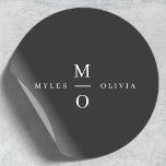 Adesivo Monograma Elegante Mínimo Na moda Preto de Casamen<br><div class="desc">Um design de casamento monograma minimalista com tipografia elegante em branco sobre fundo preto. O texto pode ser facilmente personalizado para o seu dia especial!</div>
