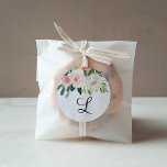 Adesivo Monograma Favor Sticker<br><div class="desc">Nossas etiquetas de favor são a maneira mais bonita de obrigado seus hóspedes por chutar a noiva! Localizar itens correspondentes no nosso site: www.wordsandconfetti.com</div>