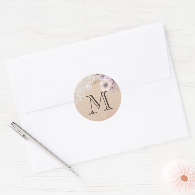 Adesivo Monograma Floral Rosa com Renda em Burlap Rústico (Envelope)
