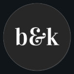 Adesivo Monograma Minimalista Iniciais de Casamento Branco<br><div class="desc">Design de casamento moderno,  mínimo e minimalista com letras grandes em negrito em cores: branco preto (cor,  letra,  texto,  tamanho pode ser alterado). Com monogramas de data e noiva e noiva,  monogramas (iniciais). Vinhetas/selos para envelopes de casamento. Perfeito para aquele casal para o casamento outono/outono.</div>