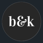 Adesivo Monograma Minimalista Iniciais de Casamento Branco<br><div class="desc">Design de casamento moderno,  mínimo e minimalista com letras grandes em negrito em cores: branco preto (cor,  letra,  texto,  tamanho pode ser alterado). Com monogramas de data e noiva e noiva,  monogramas (iniciais). Vinhetas/selos para envelopes de casamento. Perfeito para aquele casal para o casamento outono/outono.</div>