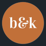 Adesivo Monograma Mínimo Moderno Iniciais Laranja Casament<br><div class="desc">Design de casamento moderno,  mínimo e minimalista com letras grandes em cor laranja: Laranja queimado (cor,  fonte,  texto,  tamanho pode ser alterado). Com monogramas de data e noiva e noiva (iniciais). Vinhetas/selos para envelopes de casamento. Perfeito para aquele casal para o casamento outono/outono.</div>